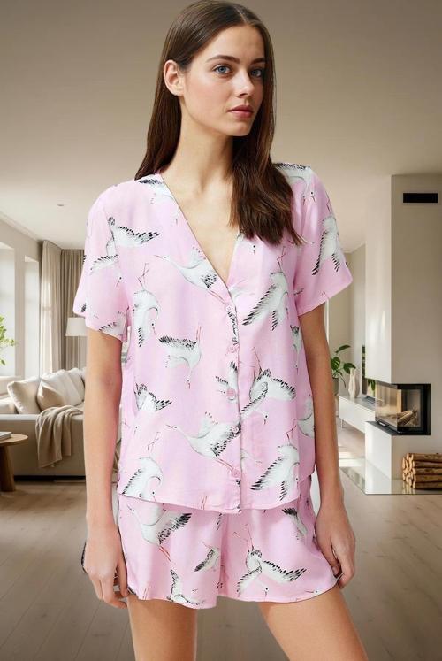 Kadın Leylek Desenli Viskon Pijama Takımı Şortlu Düğmeli Regular Kalıp Yazlık Rahat Ve Şık Görünüm