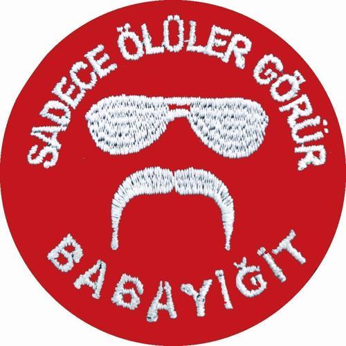 ''SADECE ÖLÜLER GÖRÜR BABAYİĞİT'' Yazılı Cırtlı Nakış Arma, Patch, Peç Model KIRMIZI-BEYAZ