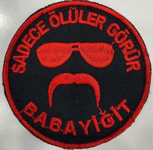 ''SADECE ÖLÜLER GÖRÜR BABAYİĞİT'' Yazılı Cırtlı Nakış Arma, Patch, Peç Model KIRMIZI-SİYAH