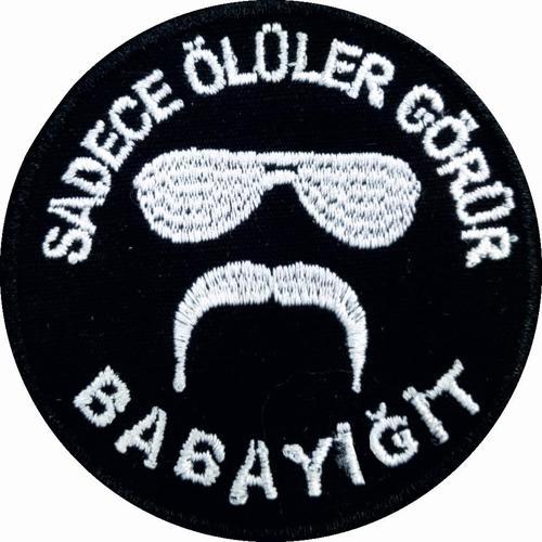 ''SADECE ÖLÜLER GÖRÜR BABAYİĞİT'' Yazılı Cırtlı Nakış Arma, Patch, Peç Model SİYAH-BEYAZ