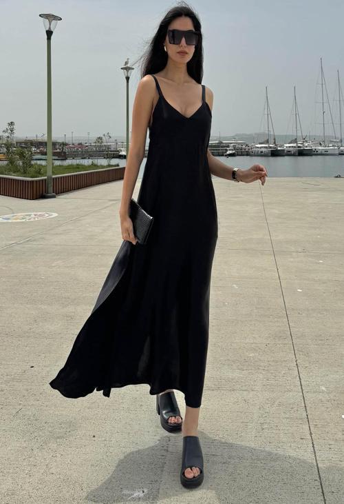 Askılı Saten Yırtmaçlı Siyah Elbise