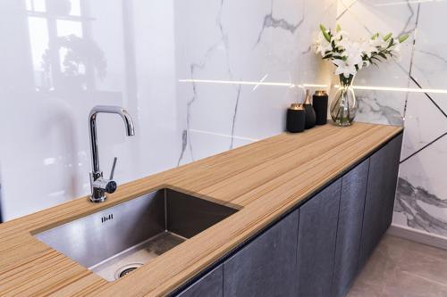 Tezgah Üstü Fayans Kaplama Folyosu Mutfak Tezgahı Kaplama Ahşap Laminat Desen 70 cm x 4 Metre