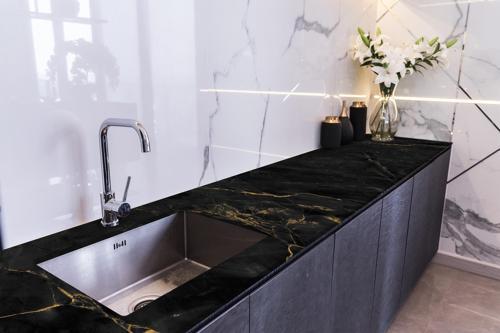 Tezgah Üstü Fayans Kaplama Folyosu Mutfak Tezgahı Kaplama Gold Black Marble 70 cm x 1 Metre