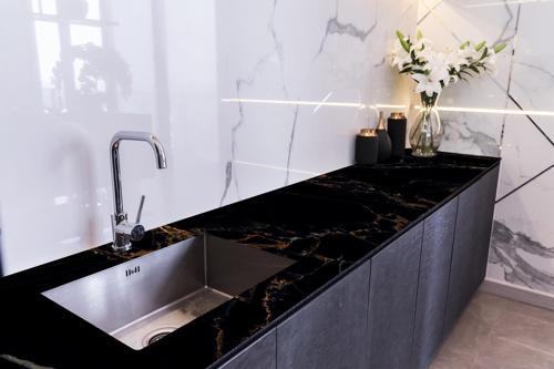 Tezgah Üstü Fayans Kaplama Folyosu Mutfak Tezgahı Kaplama Black Marble 70 cm x 4 Metre