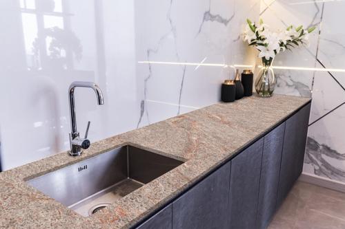 Tezgah Üstü Fayans Kaplama Folyosu Mutfak Tezgahı Kaplama Pink Beige Marble 70 cm x 2 Metre