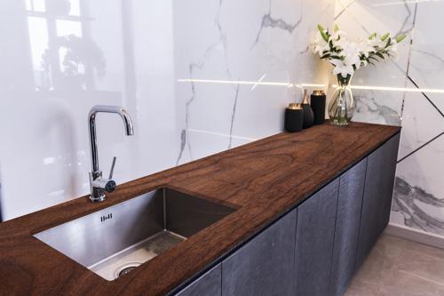 Tezgah Üstü Fayans Kaplama Folyosu Mutfak Tezgahı Kaplama Koyu Ceviz Doku 70 cm x 4 Metre