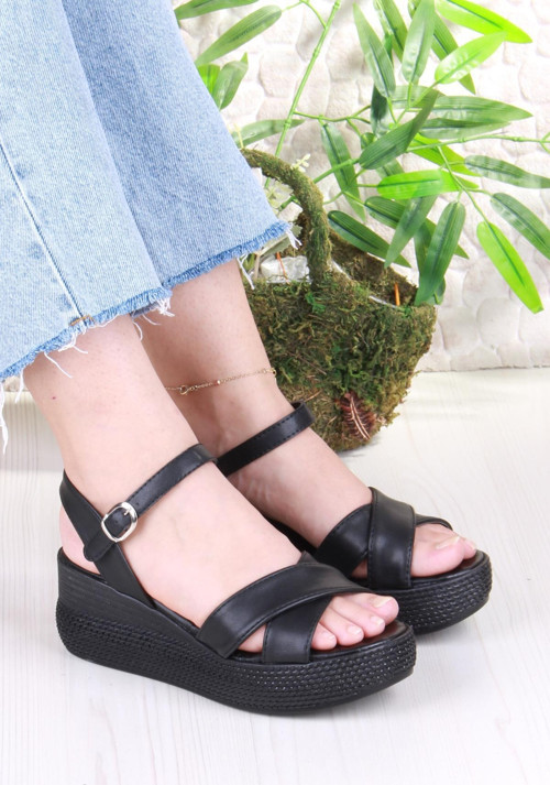 05-7008 Soft Rahat Toka Detaylı Dolgu Taban Çapraz Bant Kadın Sandalet