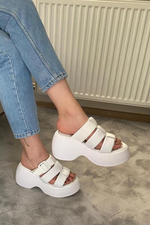 Kadın Bonti Beyaz Üç Biyeli Toka Detaylı Kalın Taban Ortopedik Sandalet K-3030