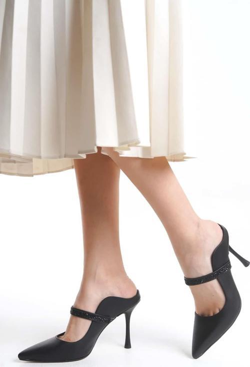 Kadın Mavera Siyah Rugan 9 Cm İnce Topuklu Sivri Burunlu Arkası Acık Tasarım Stiletto