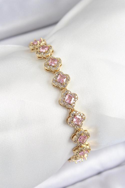Pirinç Zirkon Taşlı Pembe Yonca Baget Model Gold Renk VIP Seri Kadın Bileklik - EBJ250726W36774