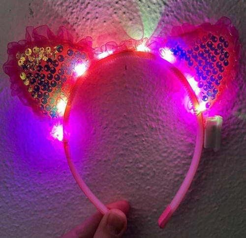 Kenarları Dantelli Fuşya Pullu Payetli Led Işıklı Kedi Kulak Taç 17X19 Cm