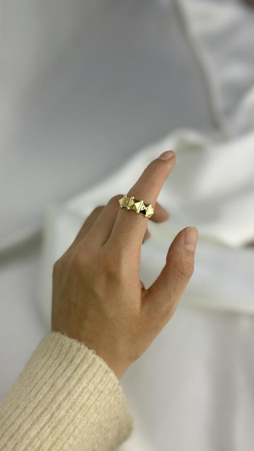 Zirkon Taşlı Piramit Tasarım Altın Yüzük