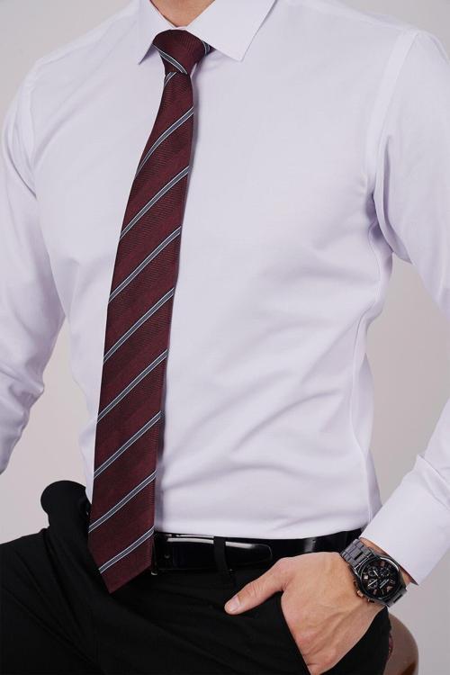 Beyaz Saten & Bordo Çizgi Desen Hediye Kutulu Gömlek Kravat Seti