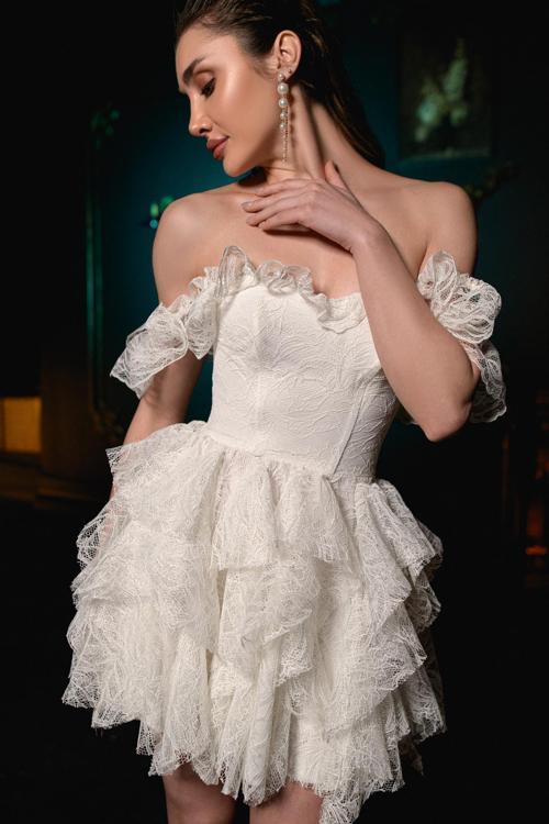Beyaz Payetli Dantel Düşük Omuz Mini Elbise
