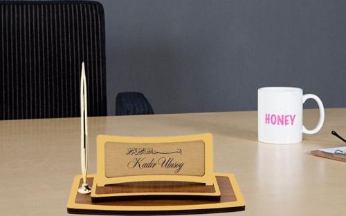 Kişiye Özel Besmele Yazılı Altın Renk Masa İsimliği | Ahşap Tabanlı Şık Tasarım