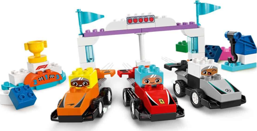 Nessiworld  LEGO DUPLO Kasabası F1 Takımı Yarış Arabaları ve Sürücüler 10445