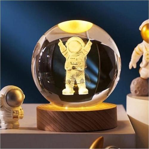 Büro Ev Ofis Dekoru için 6CM Ahşap Altlıklı Astronot Stil Işıklı Cam Küre