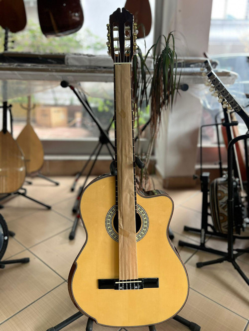 El Yapımı Elektro Klasik Gitar (kılıf ve pena)
