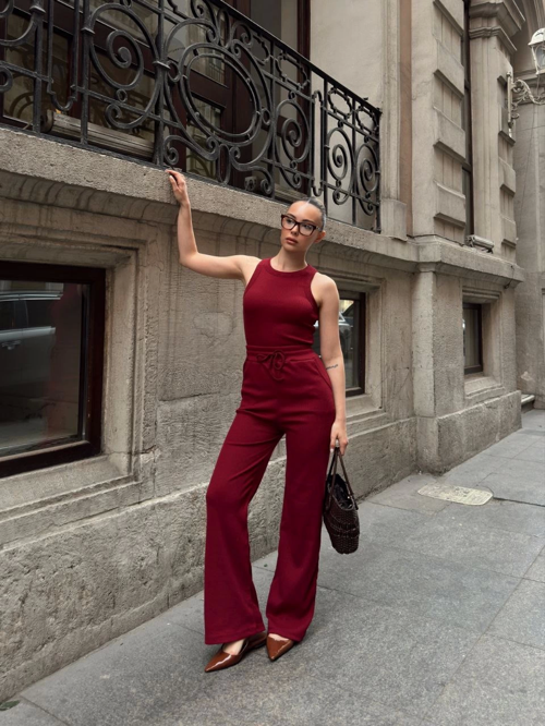 Bordo Renk Atletli Sıfır Yaka Kalın Askılı Boru Paça Pantolonlu Kaşkorse Takım