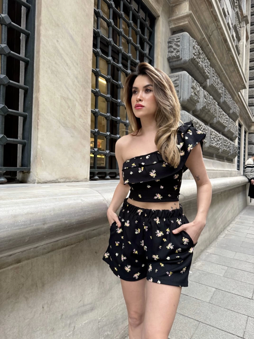 Baskılı Fırfırlı Tek Omuz Büstiyerli Mini Şortlu Rahat Yazlık Şortlu Takım