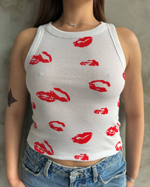 Beyaz Kırmızı Öpücük Baskılı Sıfır Yaka Kalın Askılı Sıfır Kol Trend Bluz