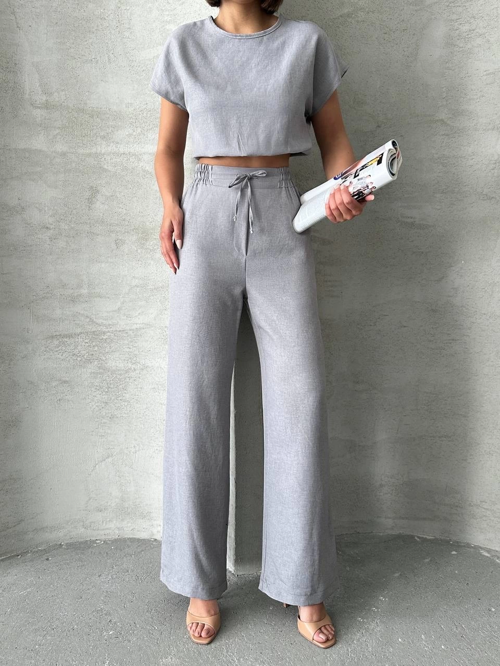 Gri Beli Bağcıklı ve Büzgülü Geniş Paça Pantolon Kısa Kollu Yazlık Bluz Takım