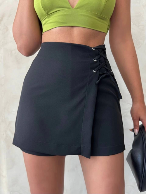 Siyah Kuş Gözü Yandan Bağlama Detaylı Mini Slim Fit Şık Şort Etek