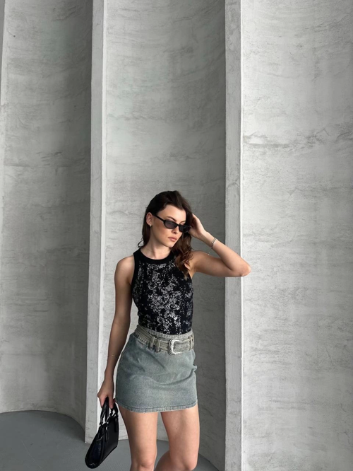 Siyah Varaklı Sıfır Yaka Sıfır Kol Slim Fit Bluz