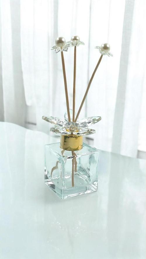 Kristal Çiçek Detaylı Dekoratif  Şık Tasarımlı Cam Koku Şişesi