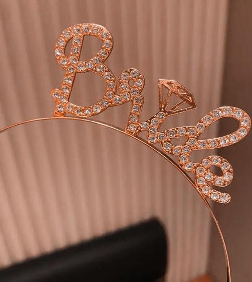 Rose Gold Renkli Taşlı “Bride” Gelin Tacı – El Yazısı Yazı Tipiyle