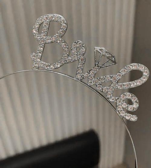 Nessiworld Gümüş Renkli Taşlı “Bride” Gelin Tacı – El Yazısı Yazı Tipiyle