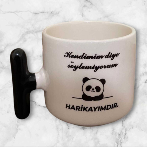 Kendimim Diye Söylemiyorum Harikayımdır Çift Taraf Yazılı T Kupa Siyah Kulp