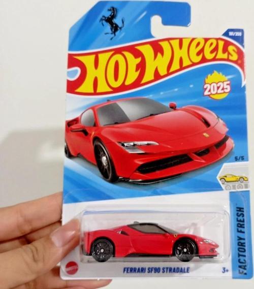 Ferrari SF90 Stradale 2025 Factory Fresh Uzun Kart Diecast Model Araba 1:64