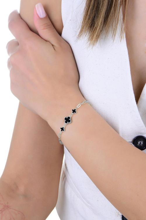Gümüş rodyumlu onix taşlı ataç zincir detaylı çift zincirli yonca bileklik [barcode]