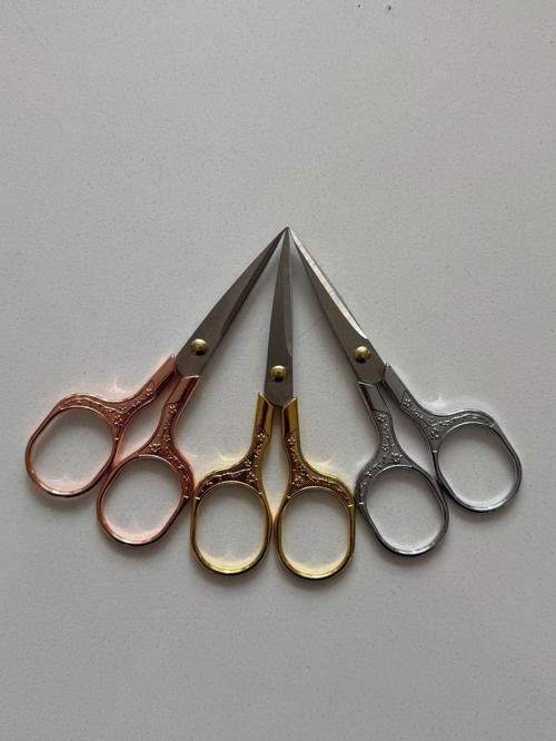 11 cm Çiçek Desenli Kabartmalı Gold Nişan & Nakış Makası | Dekoratif ve Keskin Uçlu