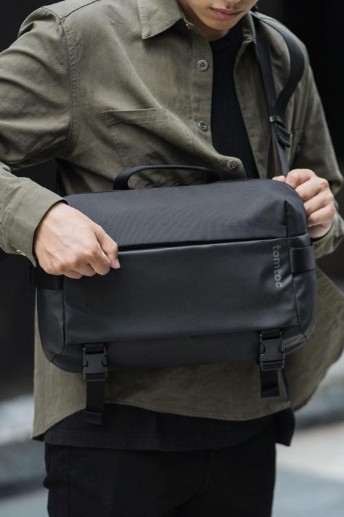 Explorer H02 14 Inç / 10L Siyah Omuz Ve Bel Macbook Pro Çantası - T21L1D1