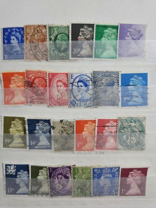 Kartelasında İngiliz Eski Kraliçe Pulları. Resimdeki Pulların Tamamı Gelecektir. Kraliçe Ve İngiliz