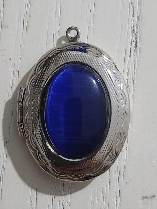 Resimlik Kolye Ucu Mavi Temiz Durumda. 3Cm Boyunda. Eski Dönem İçine Resim Koyulabilen