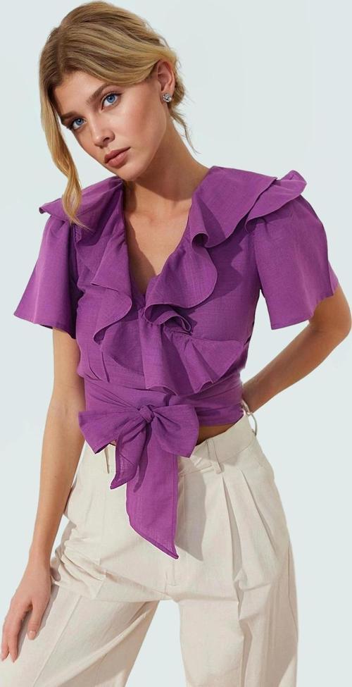 Fitted V Yaka Bluz Kısa Kollu Flamlı Pamuk Günlük Şıklık Şık Görünüm Seçkin Malzeme