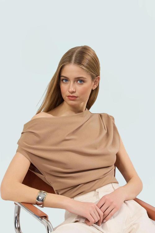 Şık Dökümlü Örme Bluz Asimetrik Yaka Kısa Kol Regular Kalıp Özel Tasarım Modern Stil