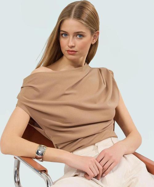 Şık Dökümlü Örme Bluz Asimetrik Yaka Kısa Kol Regular Kalıp Özel Tasarım Modern Stil