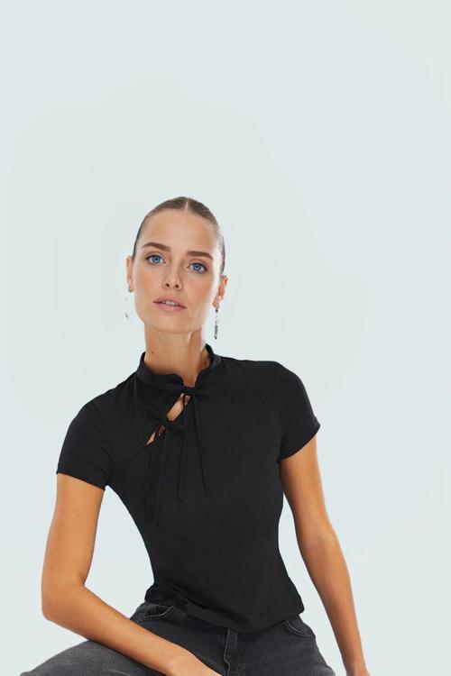Vücuda Oturan Örme Bluz Dik Yaka Fiyonk Detayı ile Şık Tasarım Özel Özenle Seçilmiş