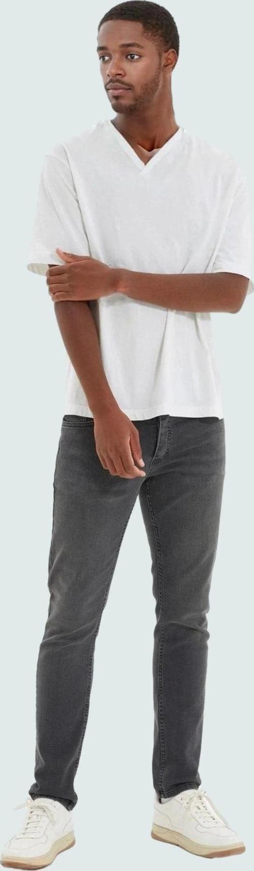 Erkek Dar Kesim Jean Pantolon; Skinny Fit Esnek Günlük Kombinler İçin Yaz Aylarının Vazgeçilmezi