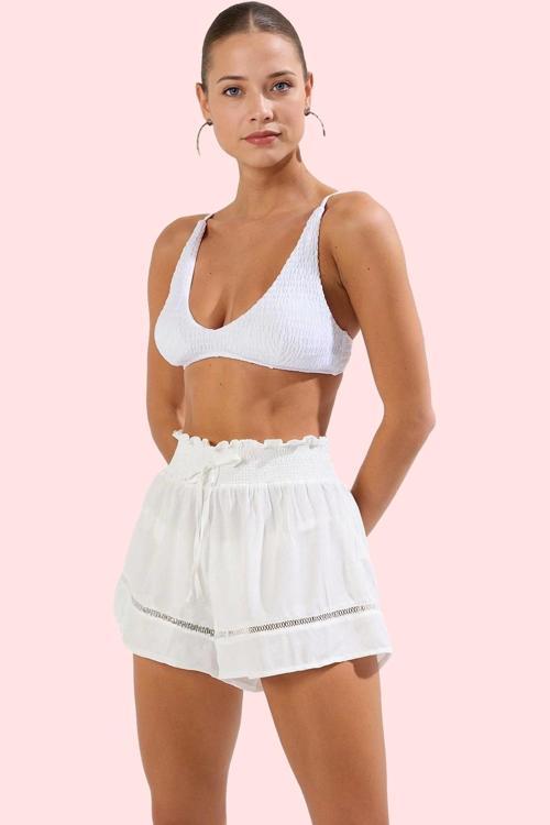Kadın Kısa Boy Straight Kalıp Dokuma Plaj Şort Düz Desen Fırfırlı Detay Yaz Aylarının Vazgeçilmezi