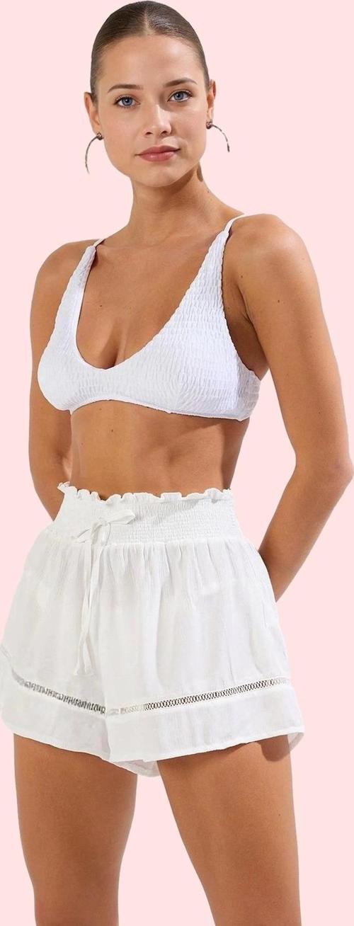 Kadın Kısa Boy Straight Kalıp Dokuma Plaj Şort Düz Desen Fırfırlı Detay Yaz Aylarının Vazgeçilmezi