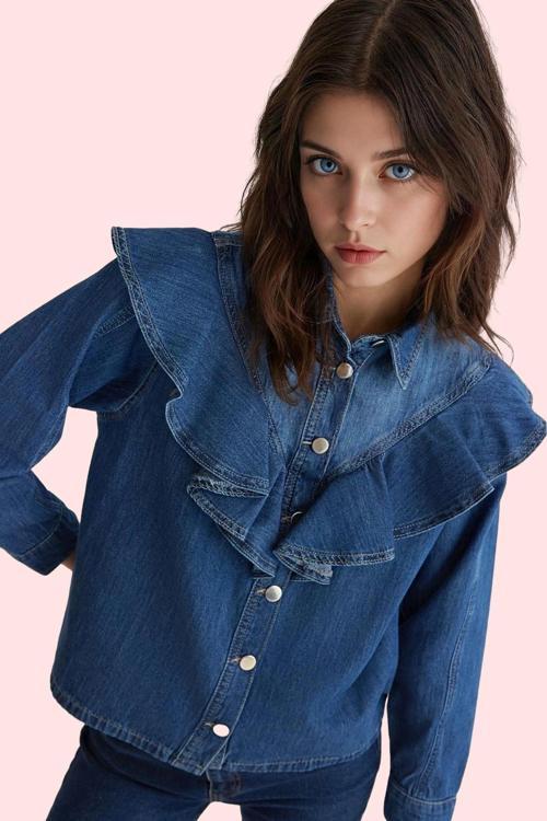 Kadın Pamuklu Denim Gömlek Volanlı Yaka Büzgülü Kollar Günlük ve Ofis Şıklığı Modern Tasarım