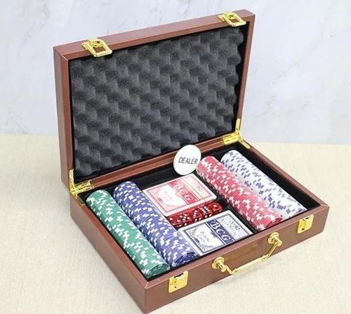 Deri Çantalı 200 Chip Ve 2 Adet İskambil Kağitına Sahip Poker Oyunu Alk4229