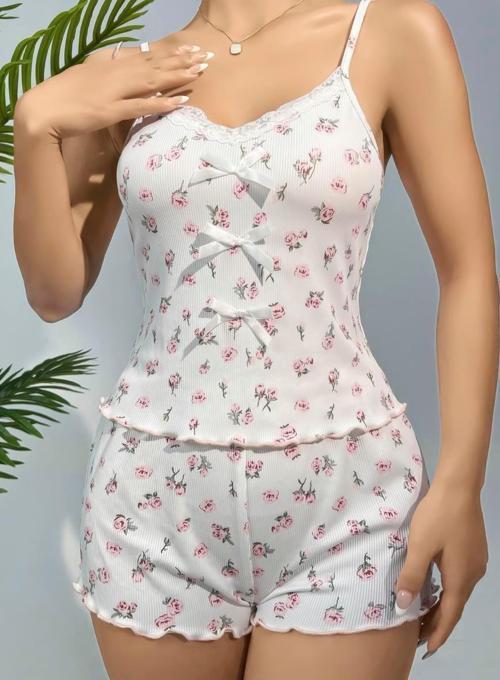Pamuklu Beyaz Üstüne Çiçek Desen Fitilli Askılı Şortlu Pijama Takımı