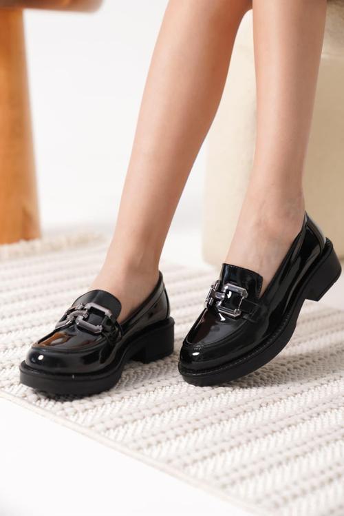 Caro Kadın Rugan Siyah Gümüş Tokalı Loafer