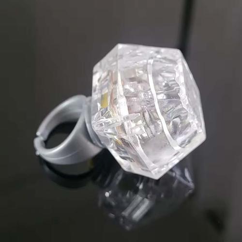 Kristal Tasarımlı Led Glow Işıklı 3 Modlu Gümüş Yüzük 3.5 x 5 cm (4401)